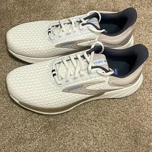 Women’s Brooks shoes-Anthem 6